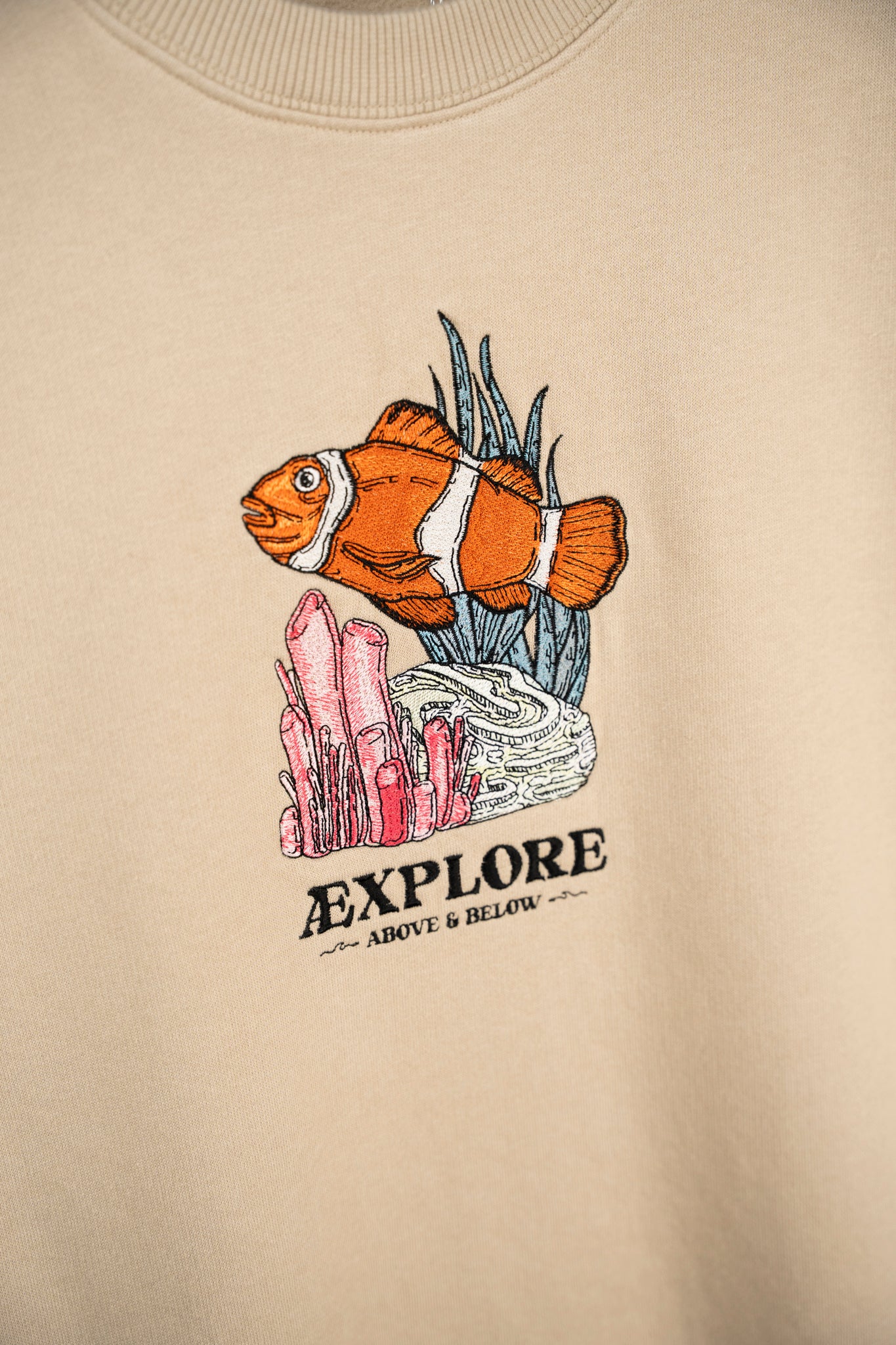 LAKOR Clownfish Garden Crewneck Sweatshirt White Pepper