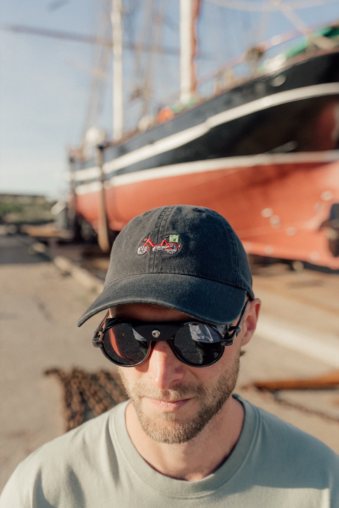 LAKOR Red Maxi Cap Headwear Black